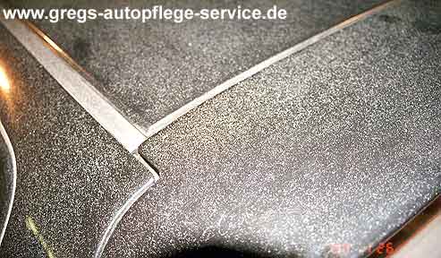 Farbnebel auf Dach und Motorhaube