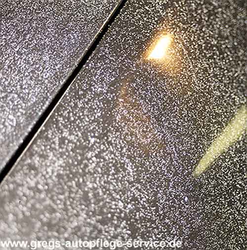 Farbnebel in Spalten und Motorraum