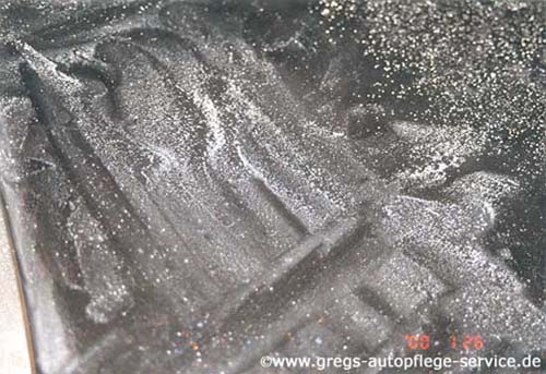 Durch Flugrost verunreinigtes Kunststoff-Fenster